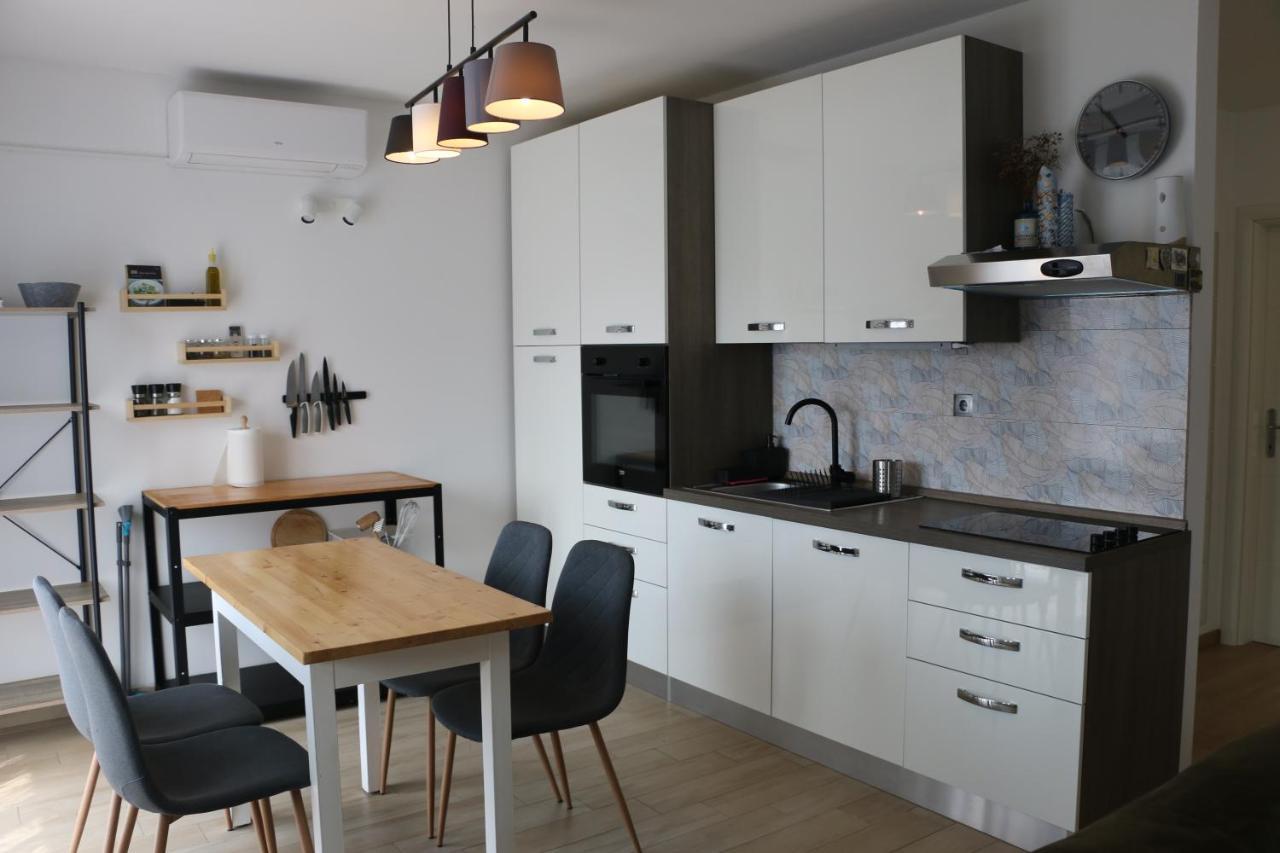 Sunny Apartment For 2 Murter Esterno foto
