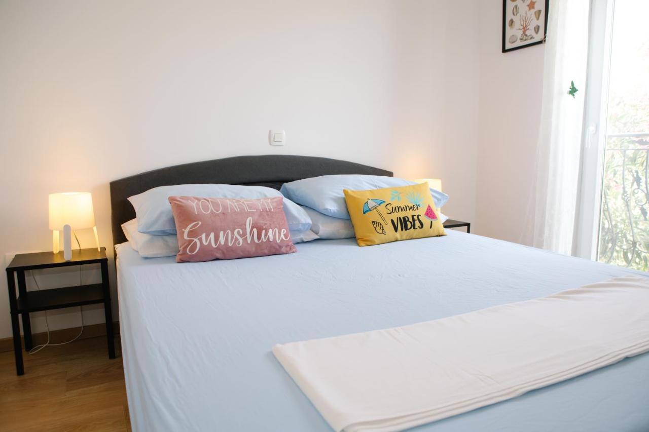 Sunny Apartment For 2 Murter Esterno foto