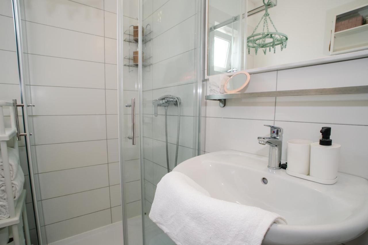 Sunny Apartment For 2 Murter Esterno foto